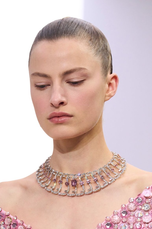 مجموعة Fendi للهوت كوتور خريف وشتاء 2023-2024.. أناقة راقية وفساتين فخمة