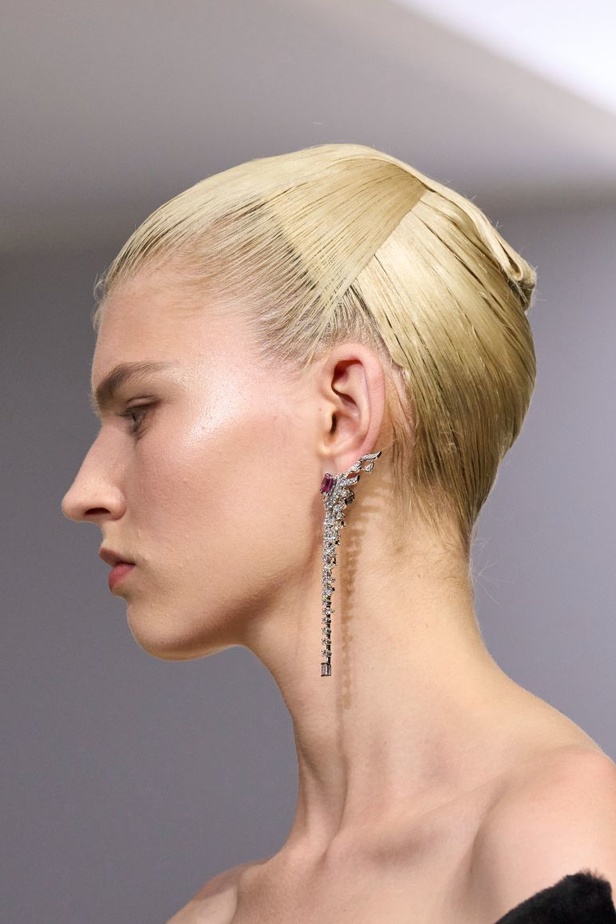 مجموعة Fendi للهوت كوتور خريف وشتاء 2023-2024.. أناقة راقية وفساتين فخمة