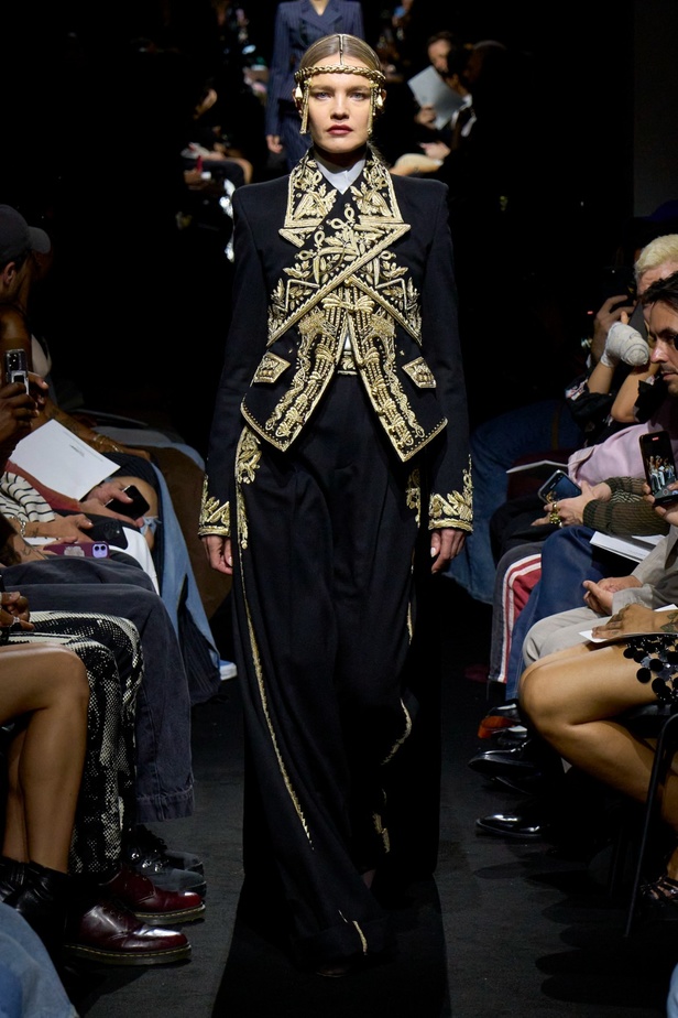 جوليان دوسينا يبرع في استحضار تراث Jean Paul Gaultier من خلال مجموعة كوتور خريف 2024