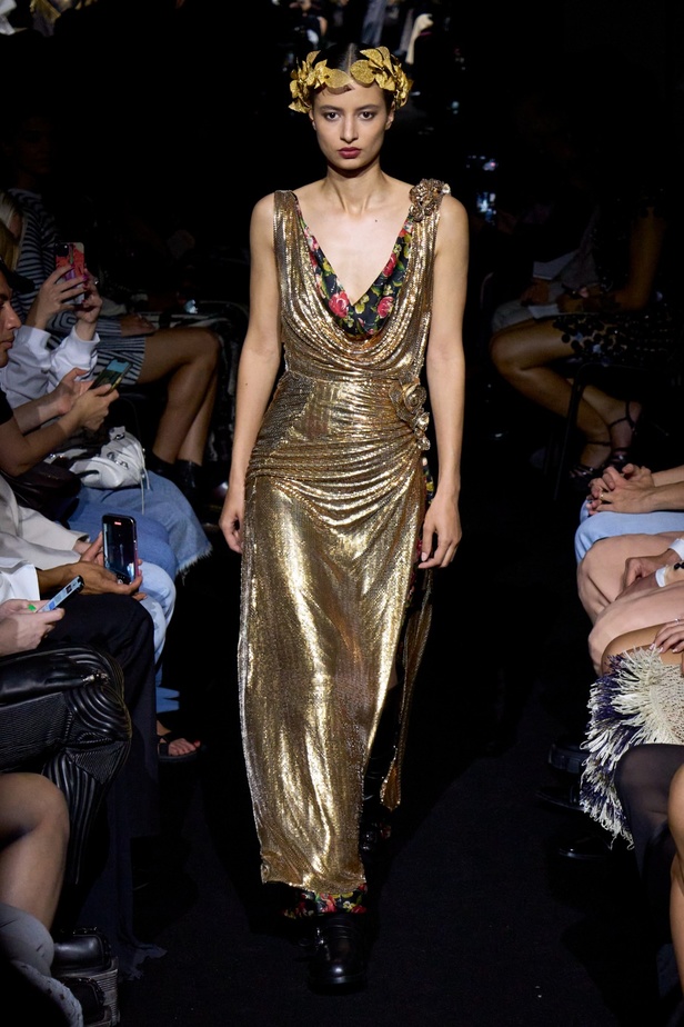 جوليان دوسينا يبرع في استحضار تراث Jean Paul Gaultier من خلال مجموعة كوتور خريف 2024