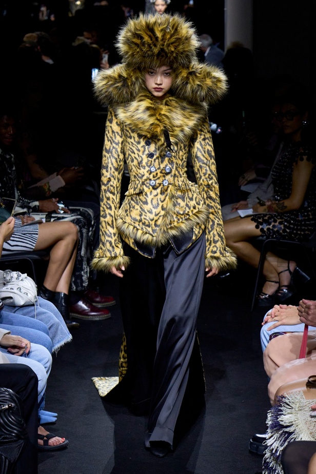 جوليان دوسينا يبرع في استحضار تراث Jean Paul Gaultier من خلال مجموعة كوتور خريف 2024