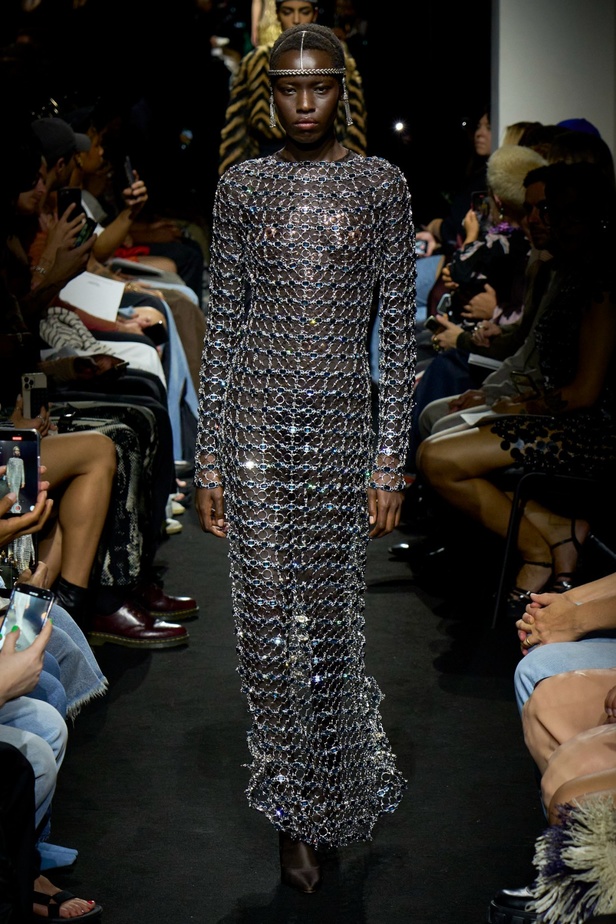 جوليان دوسينا يبرع في استحضار تراث Jean Paul Gaultier من خلال مجموعة كوتور خريف 2024