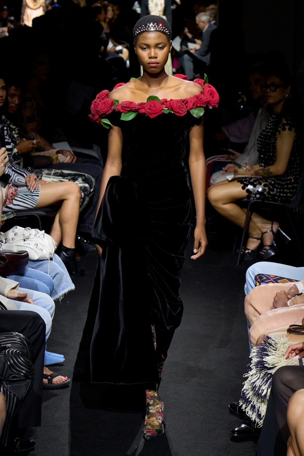 جوليان دوسينا يبرع في استحضار تراث Jean Paul Gaultier من خلال مجموعة كوتور خريف 2024