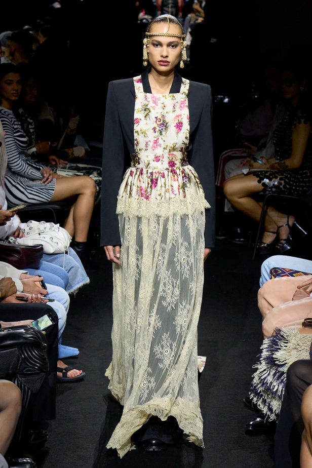 جوليان دوسينا يبرع في استحضار تراث Jean Paul Gaultier من خلال مجموعة كوتور خريف 2024