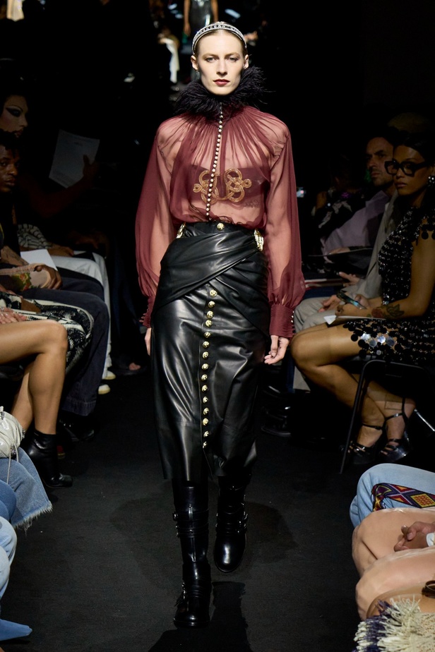 جوليان دوسينا يبرع في استحضار تراث Jean Paul Gaultier من خلال مجموعة كوتور خريف 2024