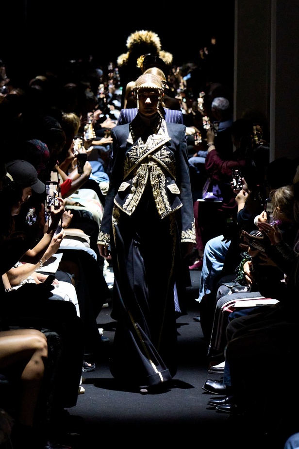 جوليان دوسينا يبرع في استحضار تراث Jean Paul Gaultier من خلال مجموعة كوتور خريف 2024