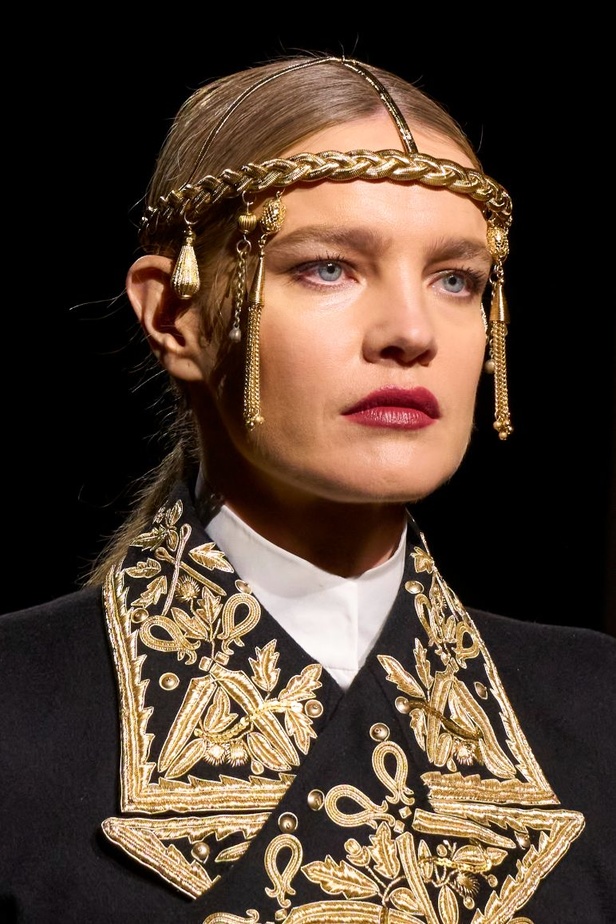 جوليان دوسينا يبرع في استحضار تراث Jean Paul Gaultier من خلال مجموعة كوتور خريف 2024