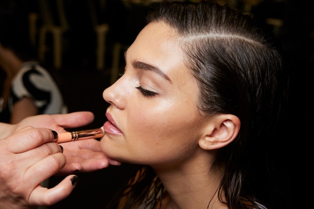 إطلالات جمالية من مجموعة جورج حبيقة للأزياء الراقية لخريف 2023