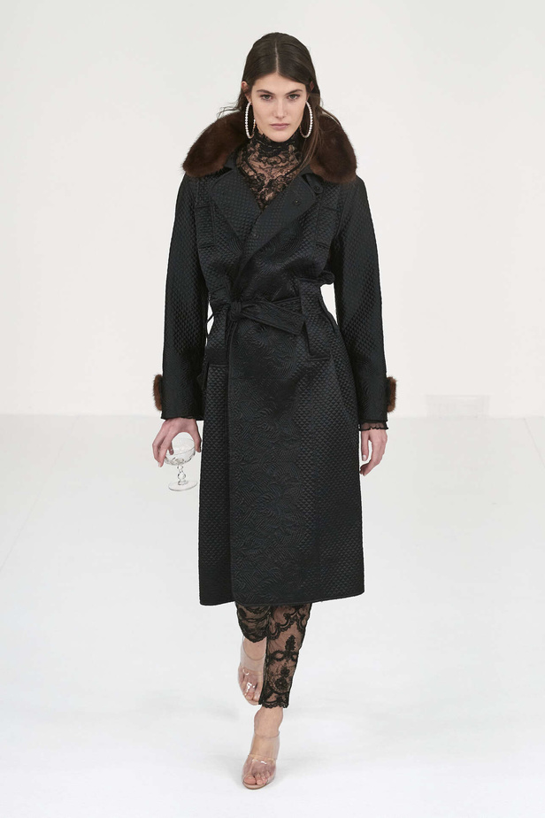 عرض أزياء Alexis Mabille لخريف وشتاء 2023- 2024.. عودة الزخرفات والساتان الى الواجهة