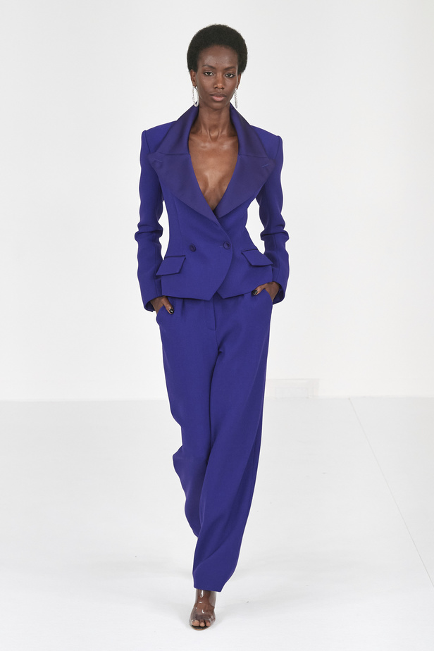 عرض أزياء Alexis Mabille لخريف وشتاء 2023- 2024.. عودة الزخرفات والساتان الى الواجهة