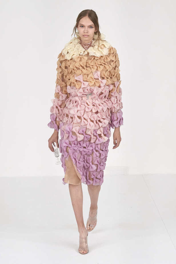 عرض أزياء Alexis Mabille لخريف وشتاء 2023- 2024.. عودة الزخرفات والساتان الى الواجهة