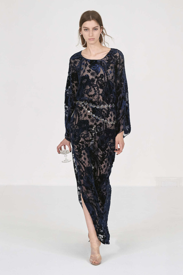 عرض أزياء Alexis Mabille لخريف وشتاء 2023- 2024.. عودة الزخرفات والساتان الى الواجهة