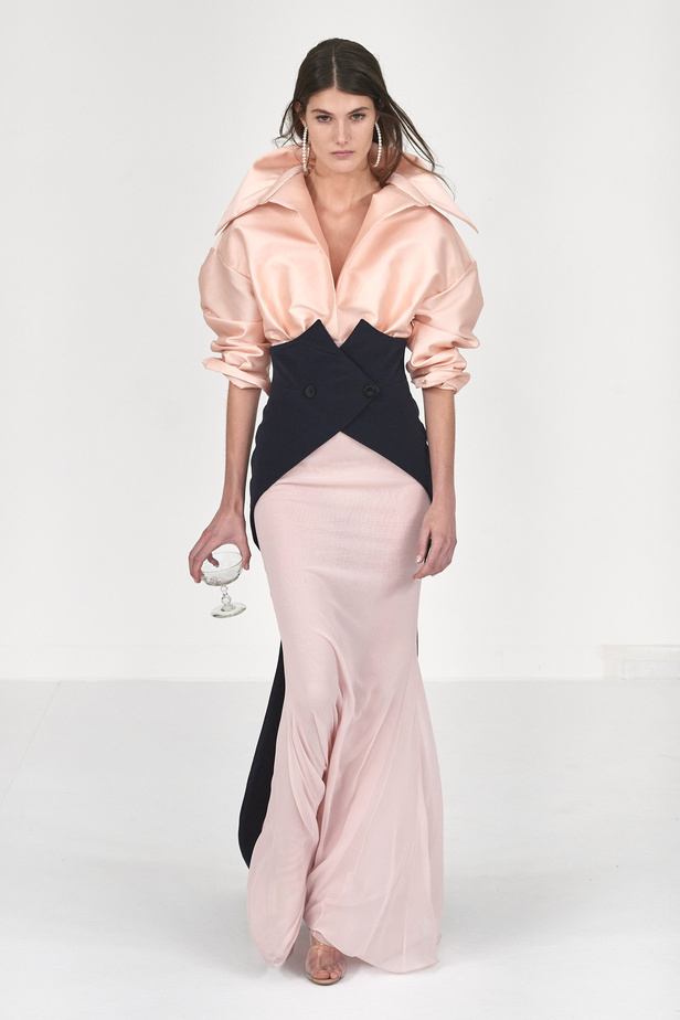 عرض أزياء Alexis Mabille لخريف وشتاء 2023- 2024.. عودة الزخرفات والساتان الى الواجهة