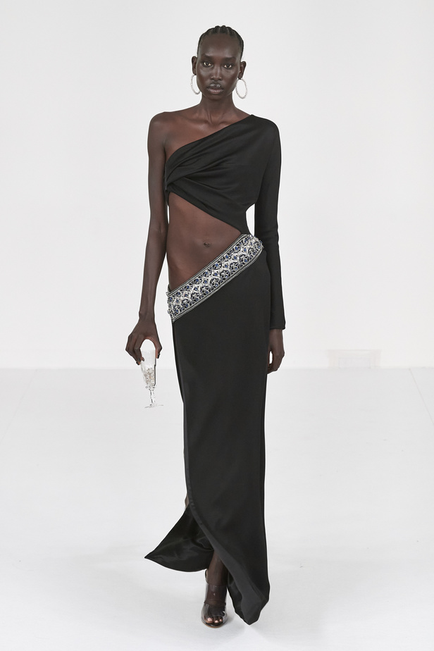 عرض أزياء Alexis Mabille لخريف وشتاء 2023- 2024.. عودة الزخرفات والساتان الى الواجهة