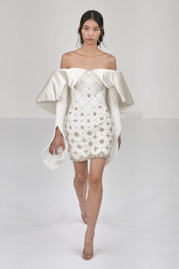 عرض أزياء Alexis Mabille لخريف وشتاء 2023- 2024.. عودة الزخرفات والساتان الى الواجهة