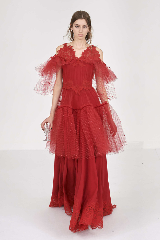 عرض أزياء Alexis Mabille لخريف وشتاء 2023- 2024.. عودة الزخرفات والساتان الى الواجهة