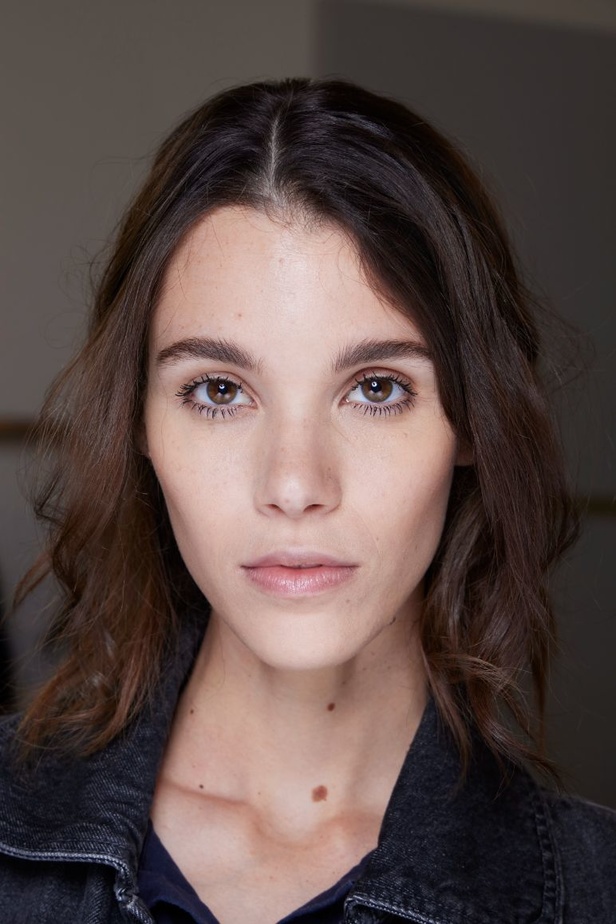 عرض أزياء Alexis Mabille لخريف وشتاء 2023- 2024.. عودة الزخرفات والساتان الى الواجهة