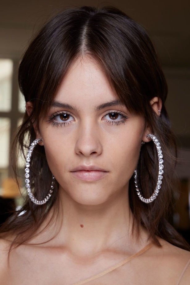 عرض أزياء Alexis Mabille لخريف وشتاء 2023- 2024.. عودة الزخرفات والساتان الى الواجهة