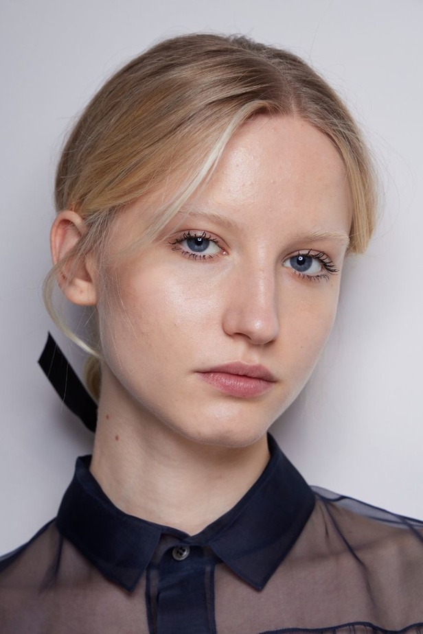 عرض أزياء Alexis Mabille لخريف وشتاء 2023- 2024.. عودة الزخرفات والساتان الى الواجهة