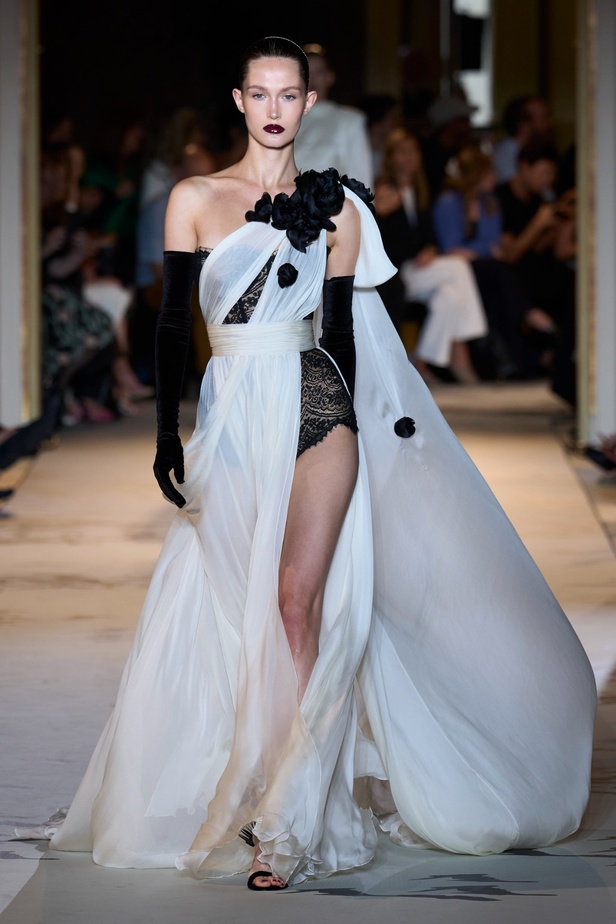 زهير مراد يكسر التقاليد ويحتضن أناقة اللون الأسود في مجموعة أزياء الهوت كوتور لخريف 2024