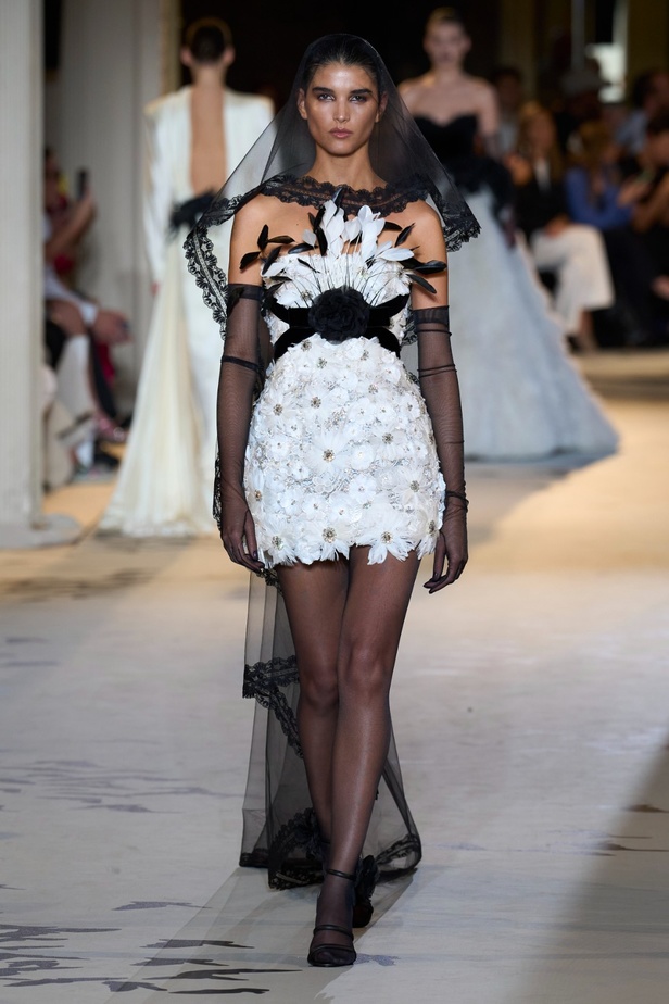 زهير مراد يكسر التقاليد ويحتضن أناقة اللون الأسود في مجموعة أزياء الهوت كوتور لخريف 2024