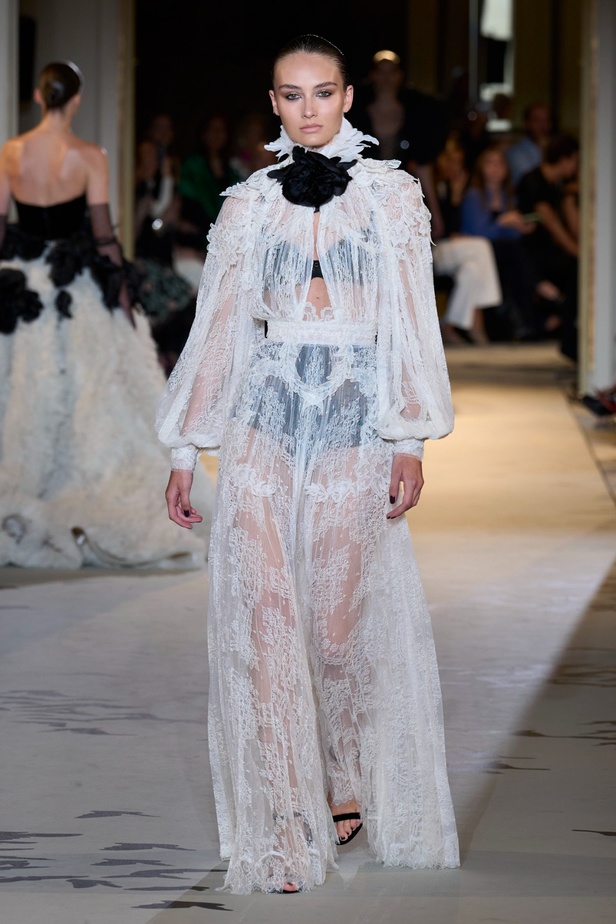 زهير مراد يكسر التقاليد ويحتضن أناقة اللون الأسود في مجموعة أزياء الهوت كوتور لخريف 2024