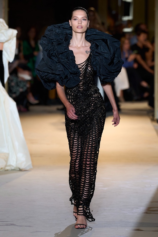 زهير مراد يكسر التقاليد ويحتضن أناقة اللون الأسود في مجموعة أزياء الهوت كوتور لخريف 2024