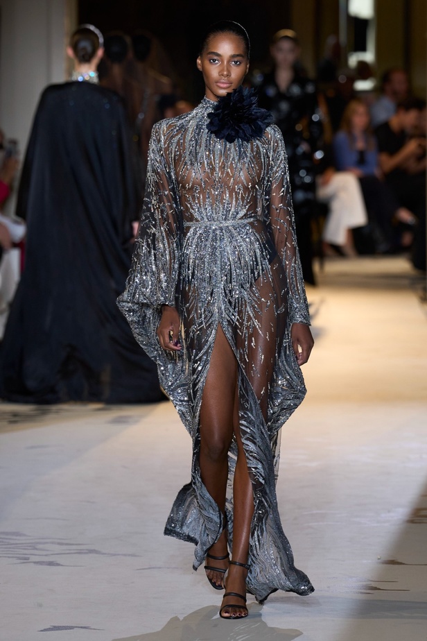 زهير مراد يكسر التقاليد ويحتضن أناقة اللون الأسود في مجموعة أزياء الهوت كوتور لخريف 2024