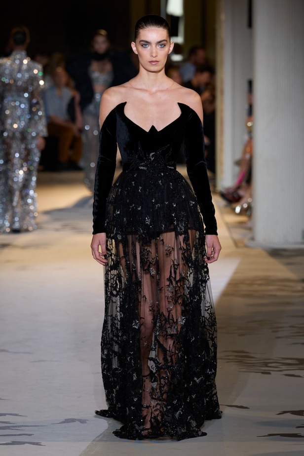 زهير مراد يكسر التقاليد ويحتضن أناقة اللون الأسود في مجموعة أزياء الهوت كوتور لخريف 2024