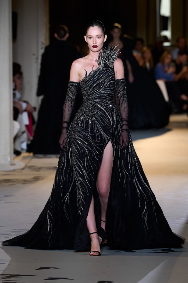 زهير مراد يكسر التقاليد ويحتضن أناقة اللون الأسود في مجموعة أزياء الهوت كوتور لخريف 2024