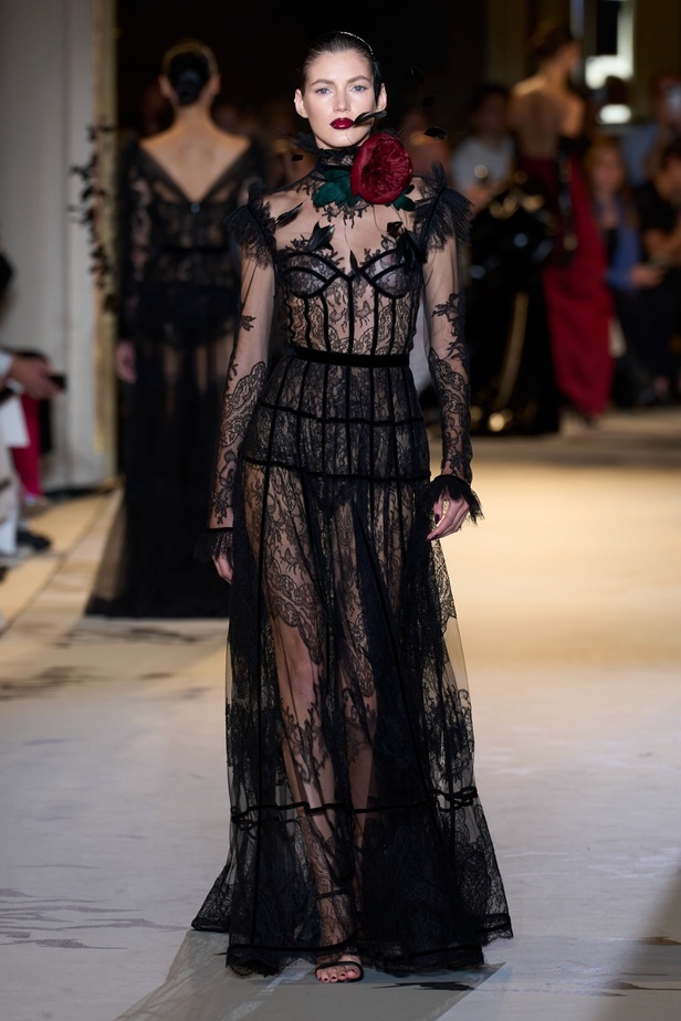 زهير مراد يكسر التقاليد ويحتضن أناقة اللون الأسود في مجموعة أزياء الهوت كوتور لخريف 2024