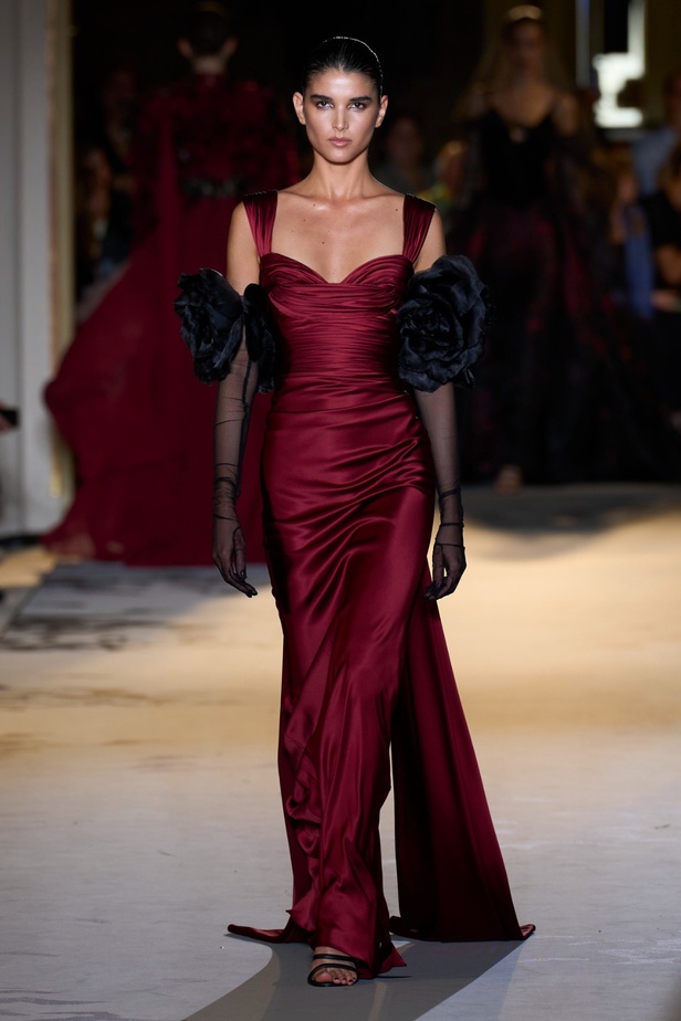 زهير مراد يكسر التقاليد ويحتضن أناقة اللون الأسود في مجموعة أزياء الهوت كوتور لخريف 2024