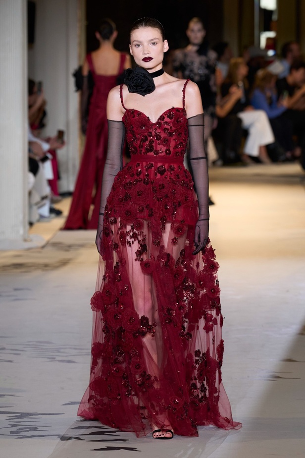 زهير مراد يكسر التقاليد ويحتضن أناقة اللون الأسود في مجموعة أزياء الهوت كوتور لخريف 2024