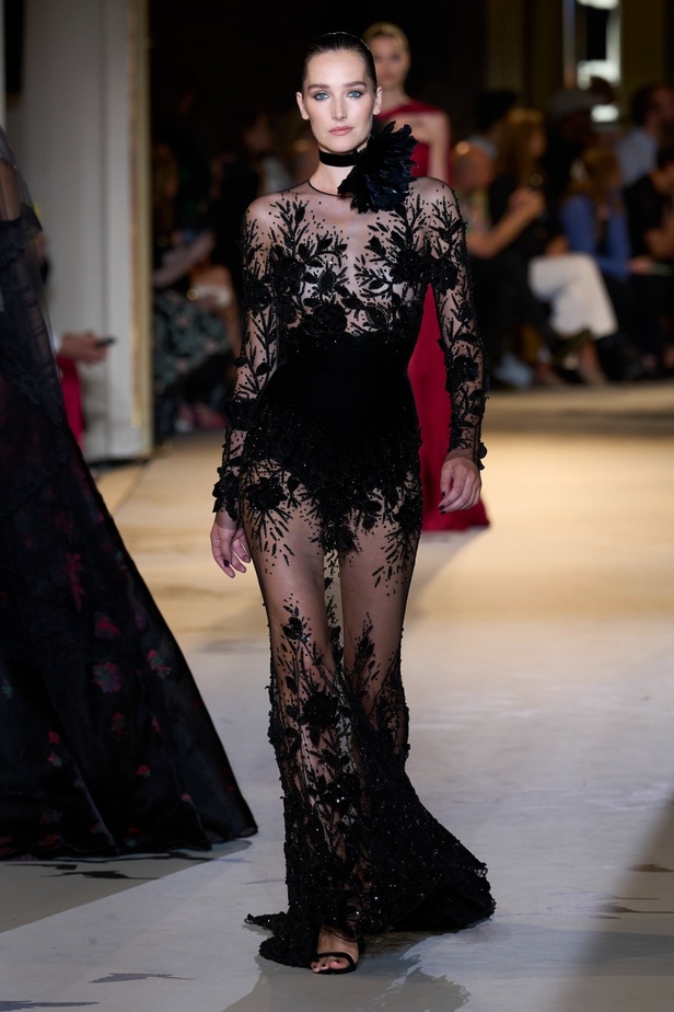 زهير مراد يكسر التقاليد ويحتضن أناقة اللون الأسود في مجموعة أزياء الهوت كوتور لخريف 2024