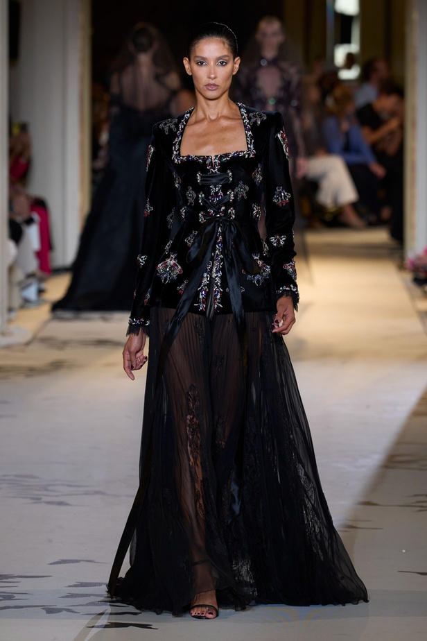 زهير مراد يكسر التقاليد ويحتضن أناقة اللون الأسود في مجموعة أزياء الهوت كوتور لخريف 2024