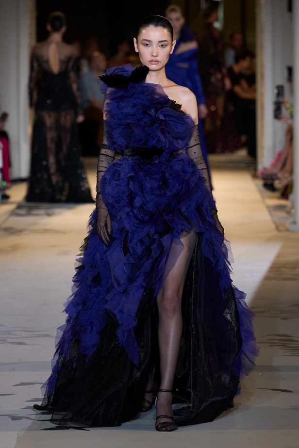 زهير مراد يكسر التقاليد ويحتضن أناقة اللون الأسود في مجموعة أزياء الهوت كوتور لخريف 2024