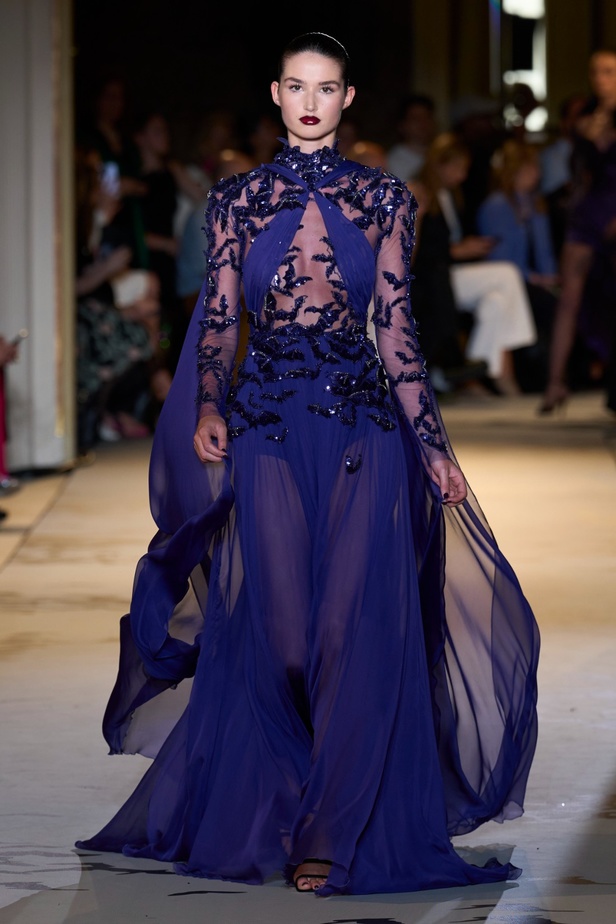 زهير مراد يكسر التقاليد ويحتضن أناقة اللون الأسود في مجموعة أزياء الهوت كوتور لخريف 2024