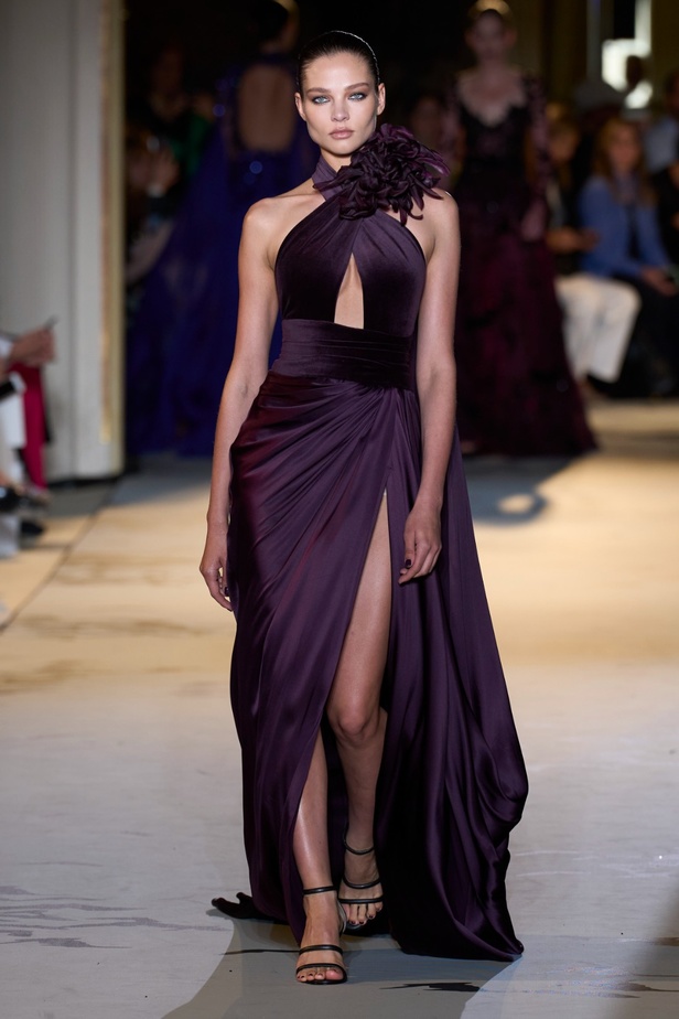 زهير مراد يكسر التقاليد ويحتضن أناقة اللون الأسود في مجموعة أزياء الهوت كوتور لخريف 2024