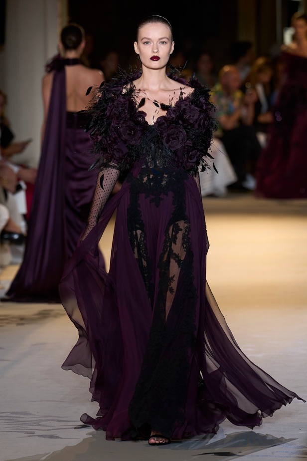 زهير مراد يكسر التقاليد ويحتضن أناقة اللون الأسود في مجموعة أزياء الهوت كوتور لخريف 2024