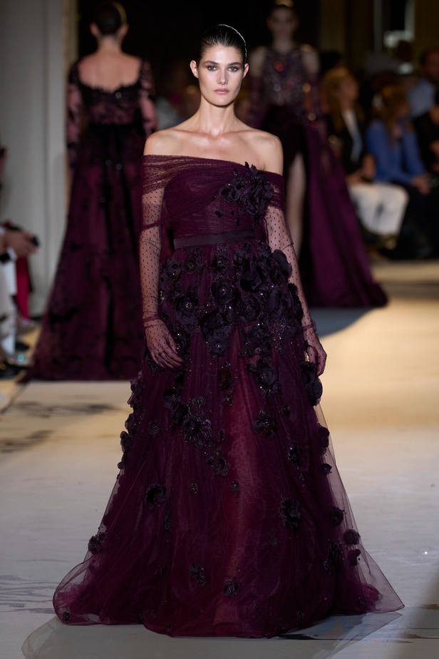 زهير مراد يكسر التقاليد ويحتضن أناقة اللون الأسود في مجموعة أزياء الهوت كوتور لخريف 2024