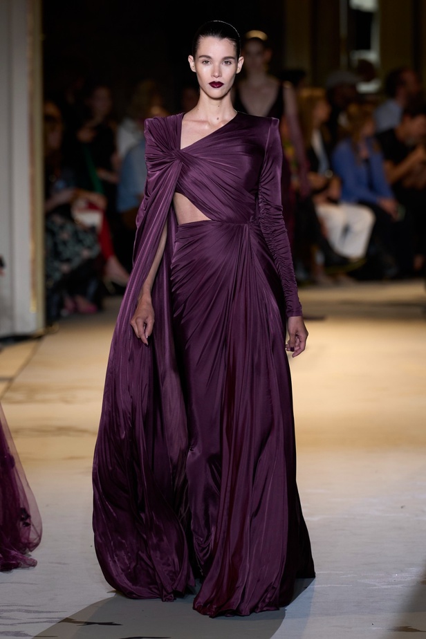 زهير مراد يكسر التقاليد ويحتضن أناقة اللون الأسود في مجموعة أزياء الهوت كوتور لخريف 2024