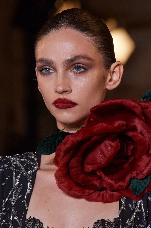 زهير مراد يكسر التقاليد ويحتضن أناقة اللون الأسود في مجموعة أزياء الهوت كوتور لخريف 2024