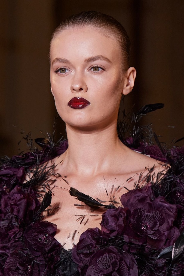 زهير مراد يكسر التقاليد ويحتضن أناقة اللون الأسود في مجموعة أزياء الهوت كوتور لخريف 2024