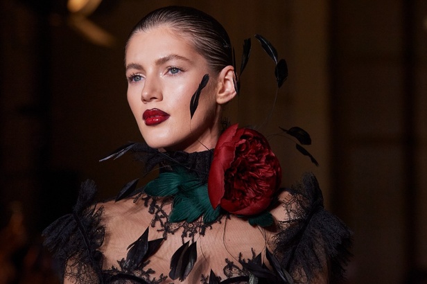 زهير مراد يكسر التقاليد ويحتضن أناقة اللون الأسود في مجموعة أزياء الهوت كوتور لخريف 2024