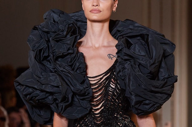 زهير مراد يكسر التقاليد ويحتضن أناقة اللون الأسود في مجموعة أزياء الهوت كوتور لخريف 2024