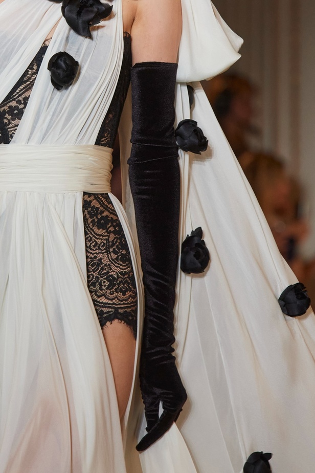 زهير مراد يكسر التقاليد ويحتضن أناقة اللون الأسود في مجموعة أزياء الهوت كوتور لخريف 2024