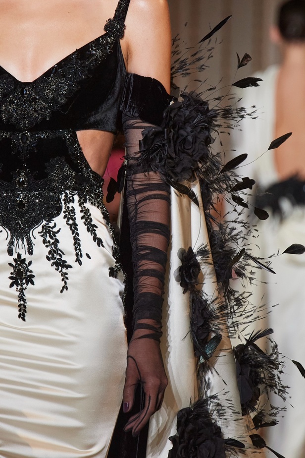 زهير مراد يكسر التقاليد ويحتضن أناقة اللون الأسود في مجموعة أزياء الهوت كوتور لخريف 2024