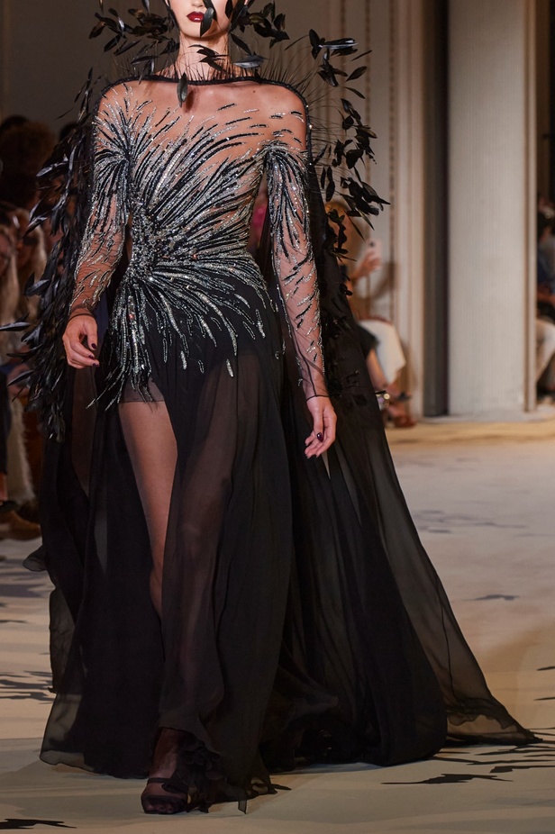 زهير مراد يكسر التقاليد ويحتضن أناقة اللون الأسود في مجموعة أزياء الهوت كوتور لخريف 2024