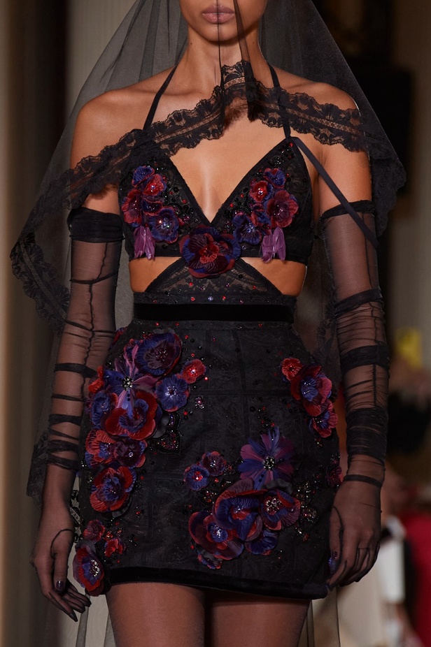 زهير مراد يكسر التقاليد ويحتضن أناقة اللون الأسود في مجموعة أزياء الهوت كوتور لخريف 2024