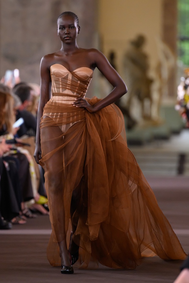 مجموعة أزياء Schiaparelli للهوت كوتور ملؤها المغامرة والاستكشاف والجرأة